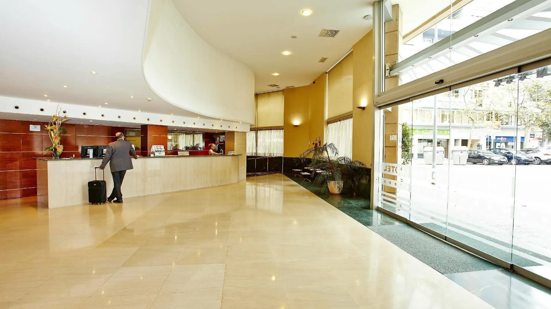 Leonardo Hotel Barcelona Gran Via 3*,